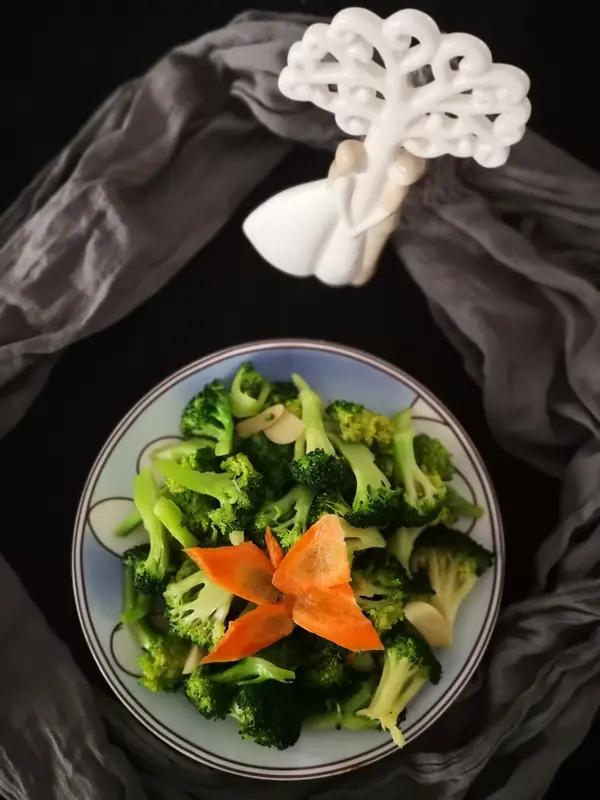 冬日三餐打卡 冬天三餐，清爽解腻的清炒西兰花可太绝了，堪称减脂高手。这道菜成本只