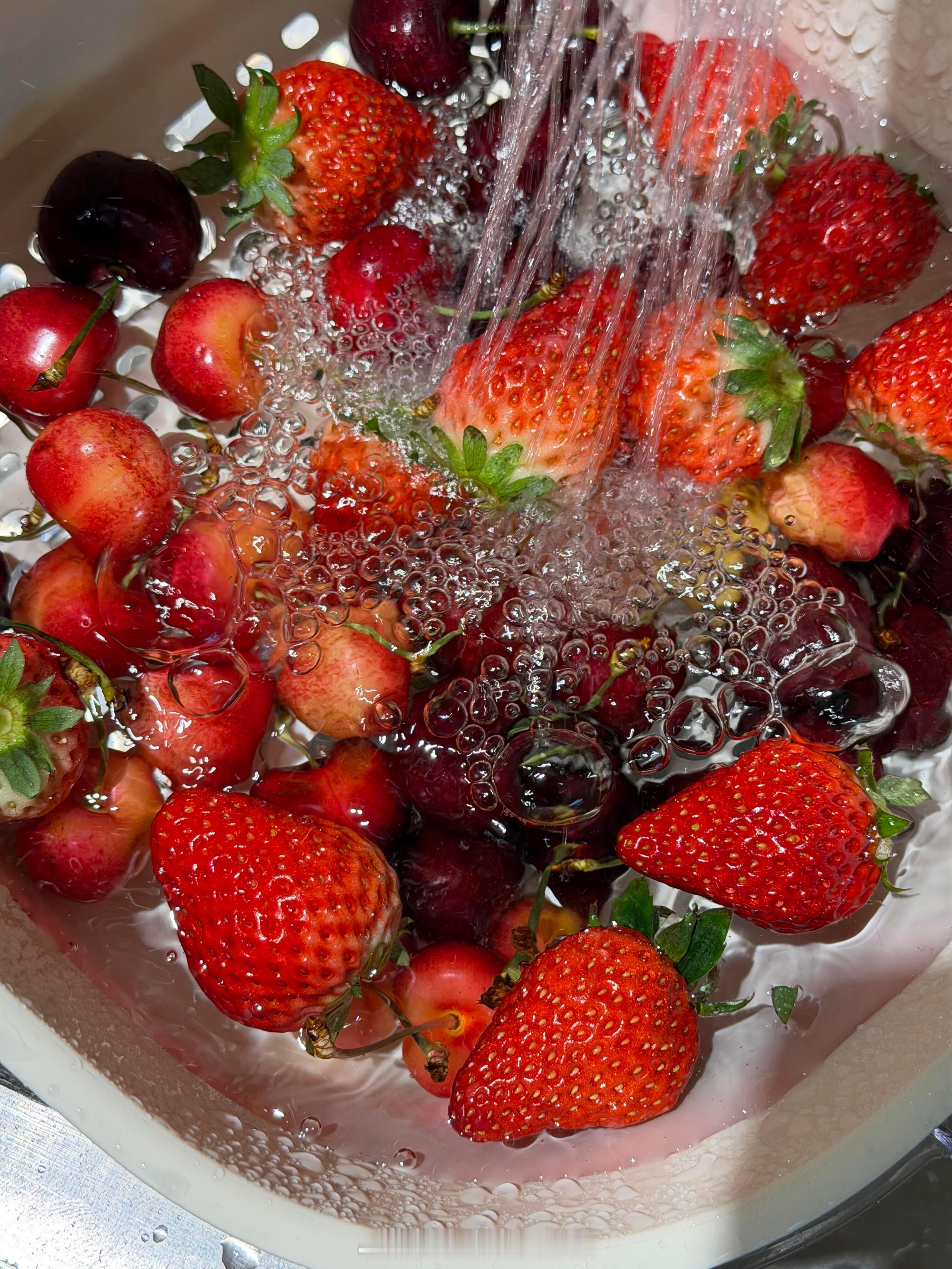 老己开年吃空15000多棵车厘子树老己们的元旦有多能吃过年最爱三件套，车厘子草莓