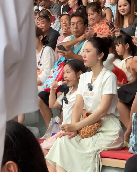 董璇带女儿现身动物园，明星女儿也吃五元一根的淀粉肠吗？ ​​​