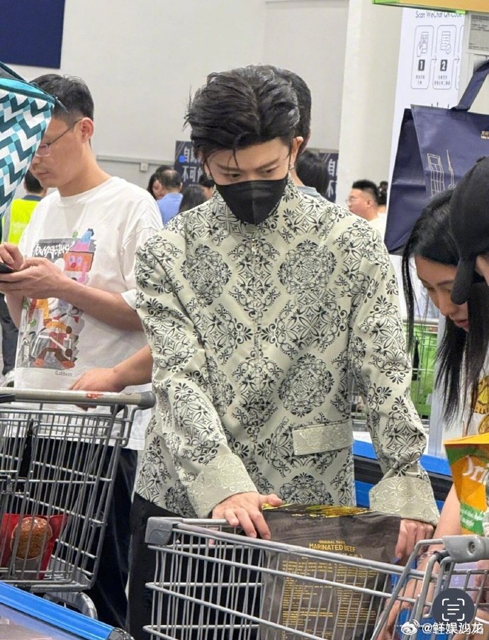 偶遇任嘉伦逛超市救命啊，任嘉伦逛个超市都能被偶遇，还穿得那么帅，这谁遭得住啊，我