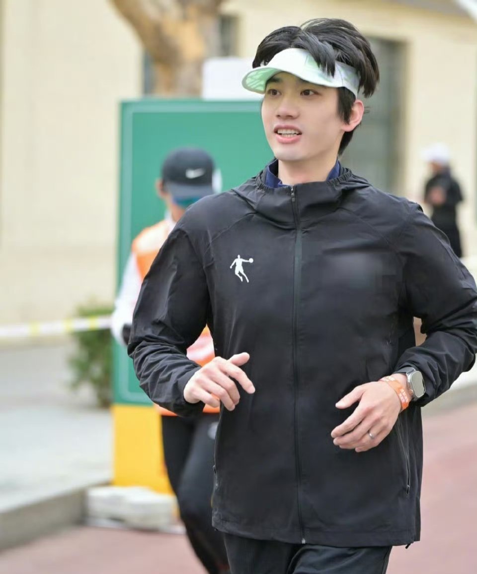 从北京奥森、长白山雪原、青海湖碧波、到玉龙雪山、三亚海岸、西安城墙、深圳山海…搜