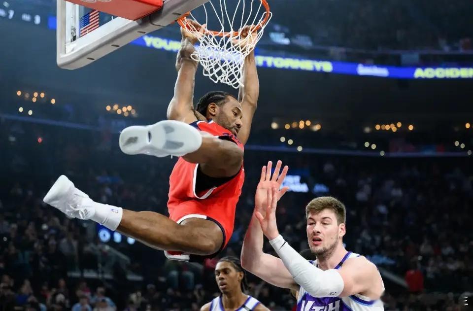 恐怖：战神卡又来了！！！爵士全员瞬间傻眼：伦纳德末节狂飙20分1篮板3助攻！全场