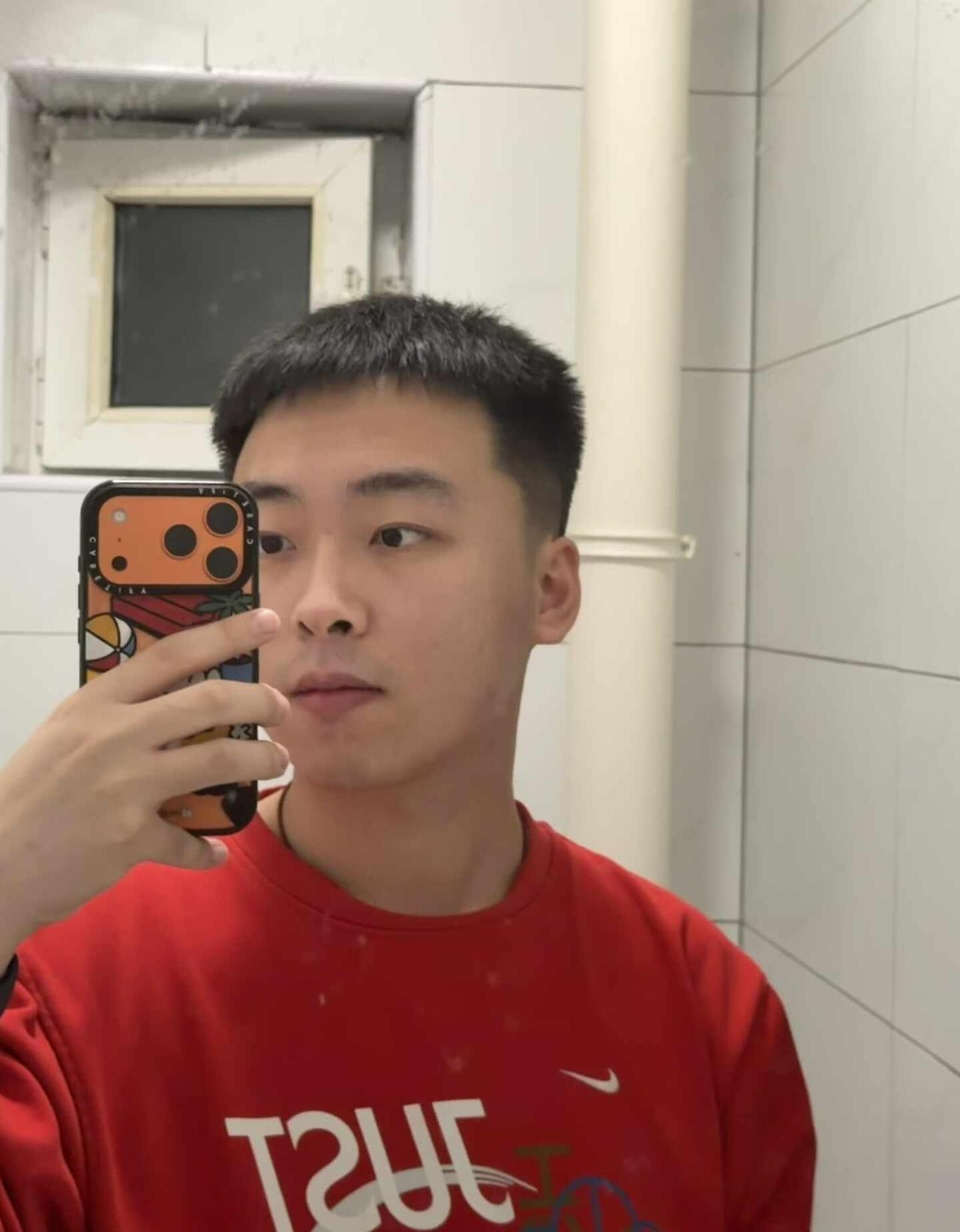 新买手机壳和衣服颜色感觉有点儿搭
怼着镜子拍