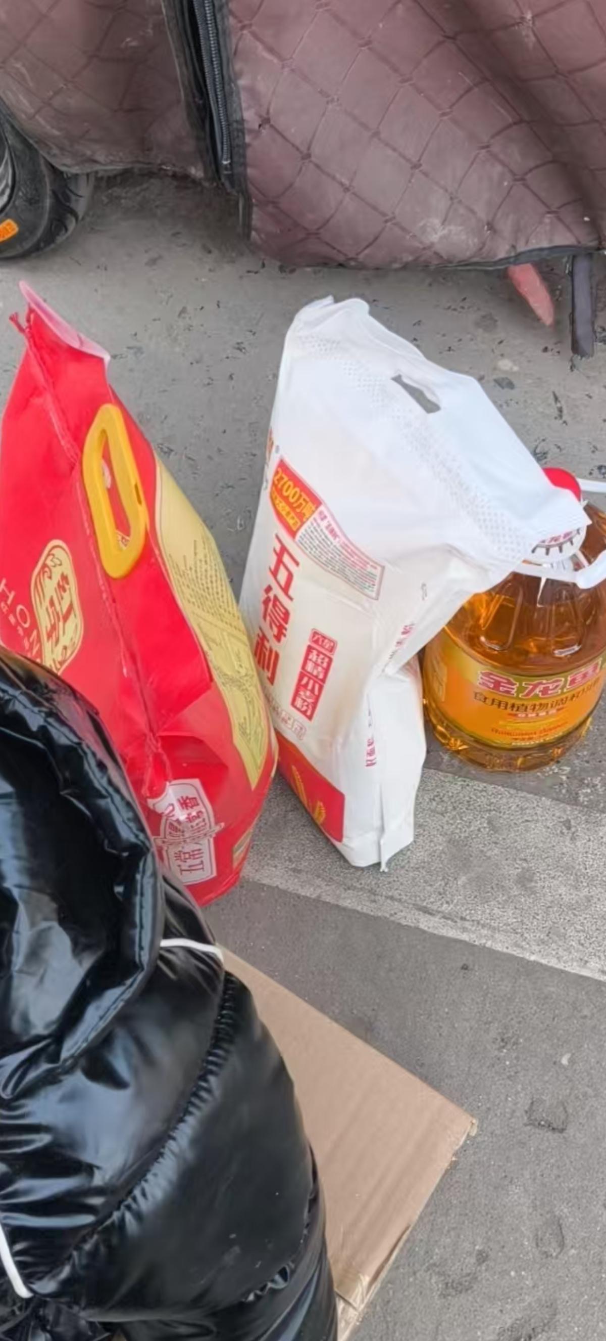 2月10日上午，接到单位退休群通知，让退休职工到某地领节前慰问品，这真是出乎意料