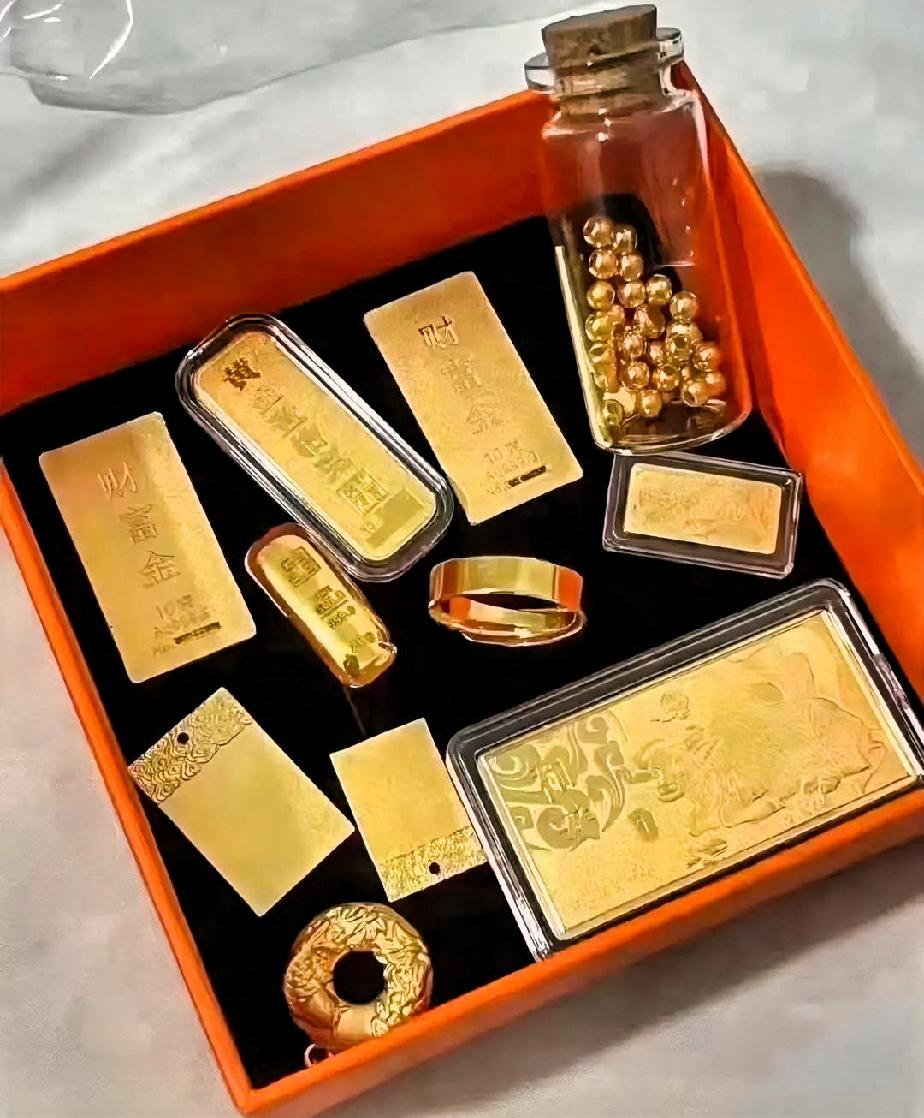 金价狂泻，谁在买单？
 
大量持有黄金的人，现在比吃了苍蝇都难受！9月1日，现货