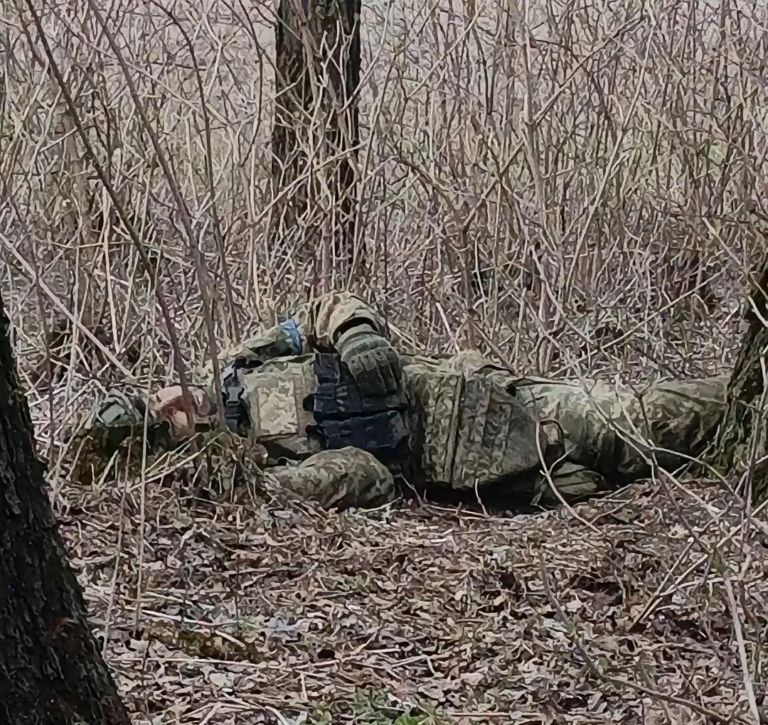 顿涅茨克乌克兰士兵的阵地中经过了一场激烈地爆炸，将爆炸之后，乌克兰士兵尸体散落了