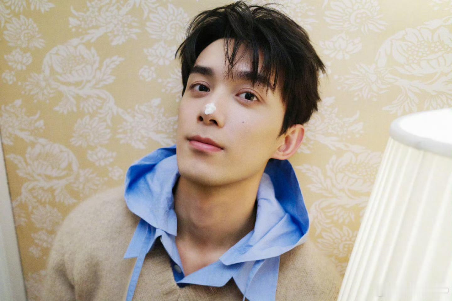 吴磊26岁庆生照，祝磊磊永远自己更自在🎉阳光活力，自在不羁～也期待未来更多精彩