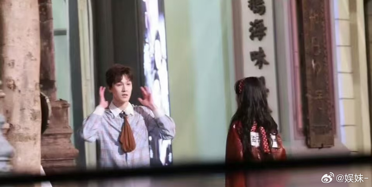 玩儿这么大！小情侣互撕😅 