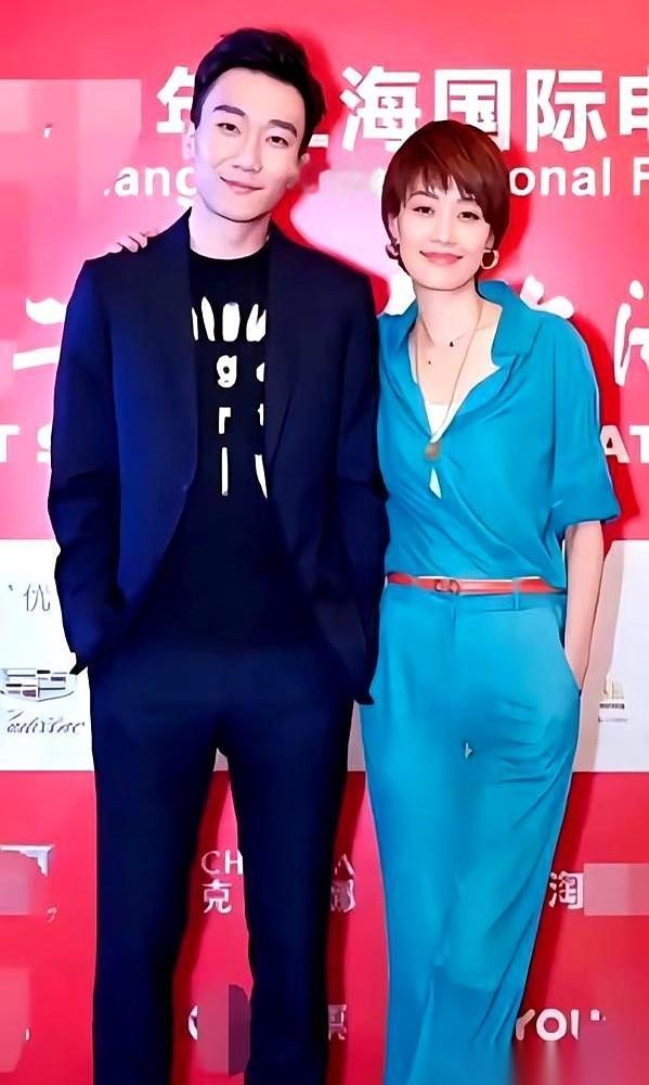 先聊马伊琍。
直播间里，补光灯开得煞白，她拿起一支口红，对着镜头慢悠悠地涂。没看