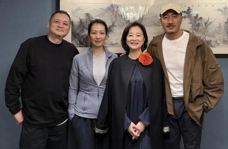 70岁林青霞路边摊嗦面被拍！银发素颜笑出褶子，网友：这姐活得比爽文还飒！
热搜炸