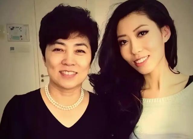 曲婉婷的老妈原哈尔滨发改委副主任张明杰，曾担任哈尔滨市道里区副区长、哈尔滨市房管