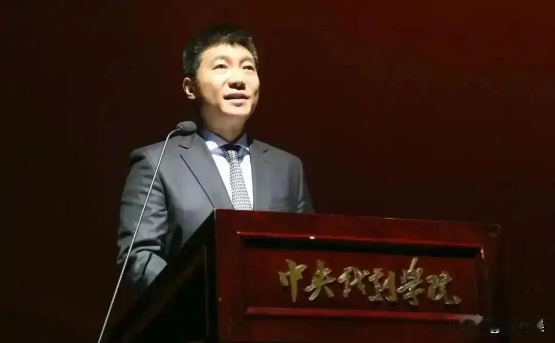 郝戎被查是他自个的事，为何总要提是章子怡的老师的，他在几十年的教学生涯中，教过的