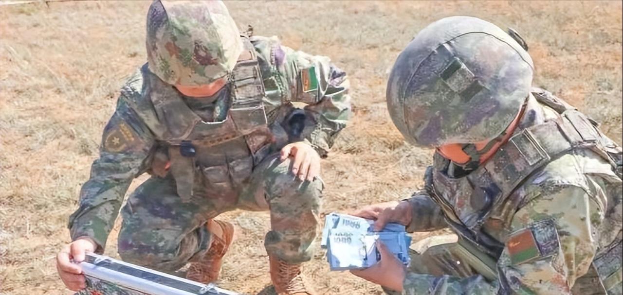一场解放军演练里，最抢眼的居然不是导弹，也不是装甲车，而是一箱钱。

8月13日