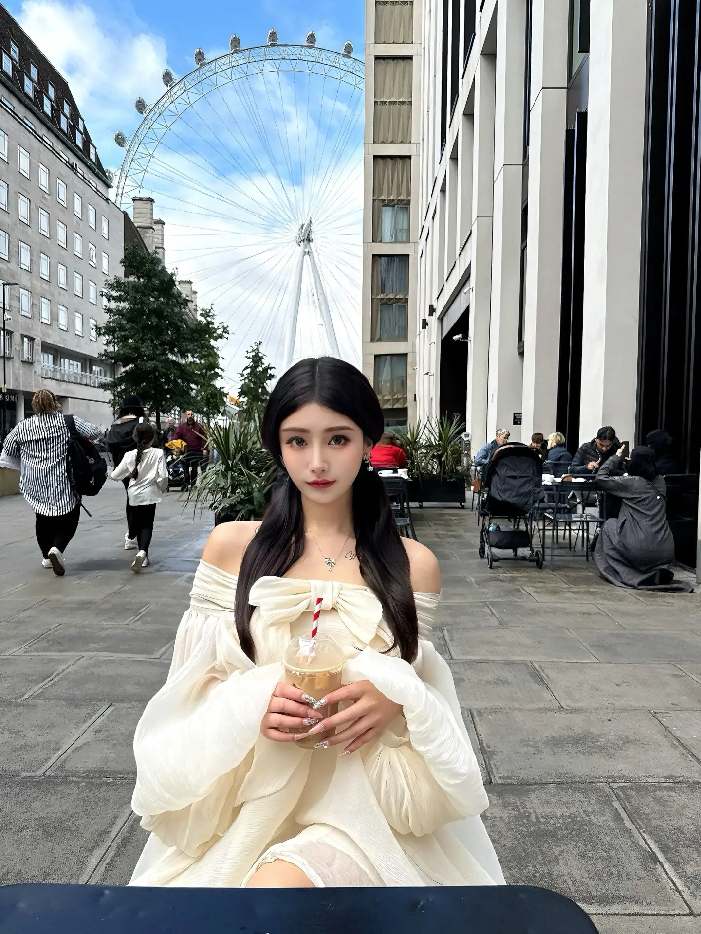 “英国进入冬令时。圣诞节前你会回来吗？这是我已读不回的第一年。”