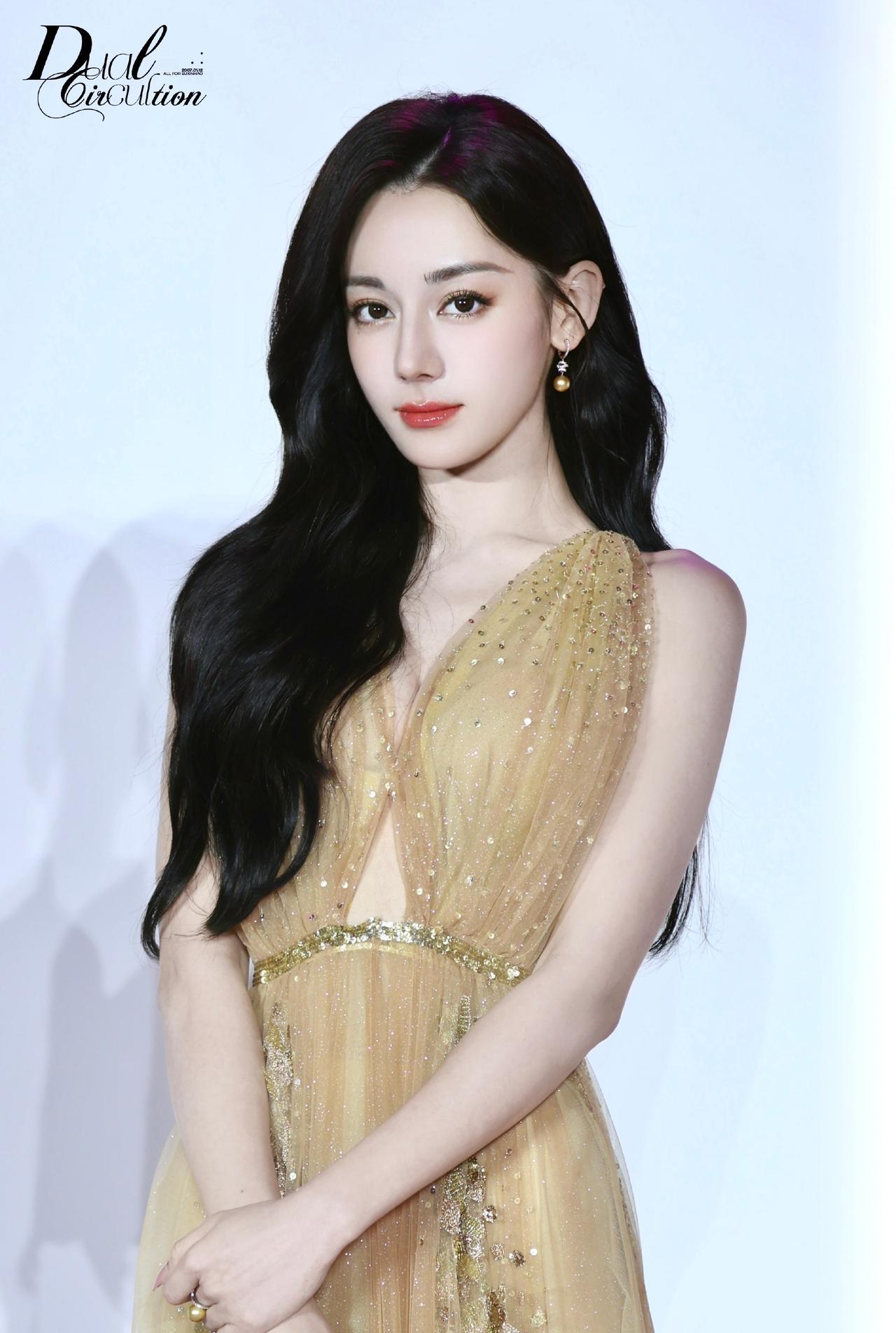 迪丽热巴最近好像"隐身"了？爱奇艺尖叫之夜没看到，腾讯星光大赏也缺席，这位曾经的