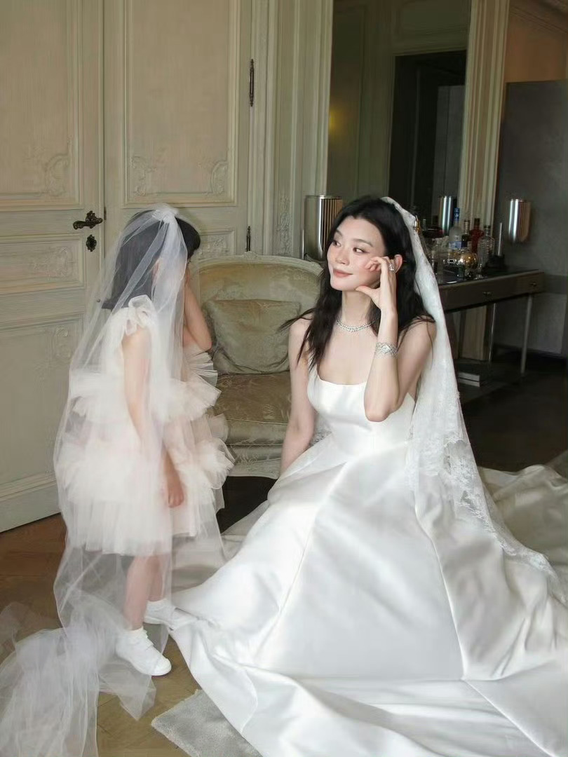 奚梦瑶晒照感谢婆婆奚梦瑶在法国古堡婚礼后晒出头纱背影照，配文感谢婆婆梁安琪赠予的