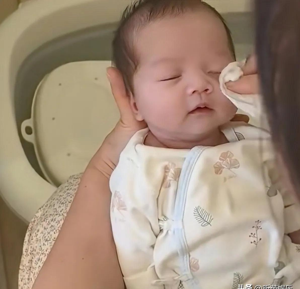 汪小菲又在直播间晒娃了，说儿子是“来报恩的”。
这话听着耳熟吗？
上一个被这么夸