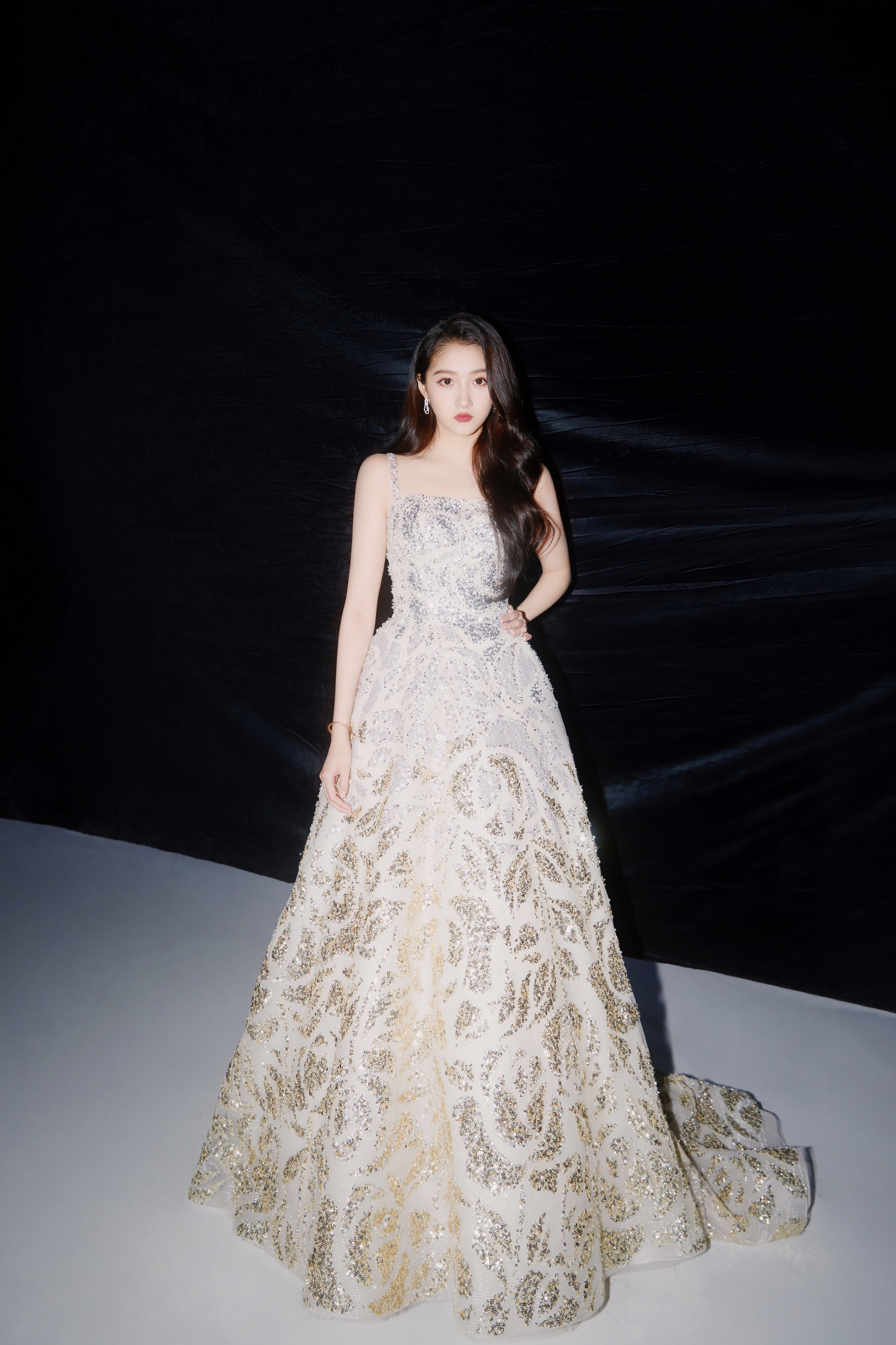 #关晓彤[超话]##关晓彤 主持##双11惊喜夜# 第三套look后台美图，星河