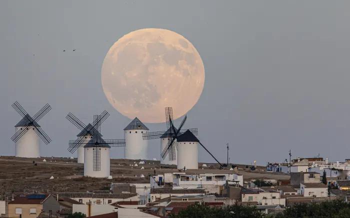 《沁园春·寰宇同月》
玉宇澄明，金镜高悬，万古此宵。
看巴黎铁塔，清辉漫洒；纽约