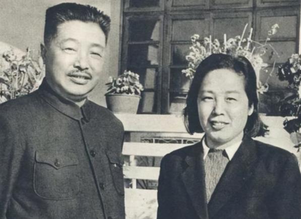 1942年，贺龙娶了比他小20岁的女学生，毛主席瞅了瞅，打趣说了一句！
 
19