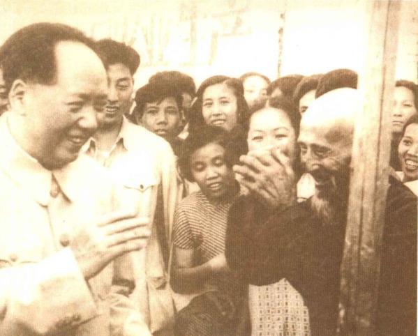 毛泽东在和一位老者交谈。老汉活了大半辈子，从没想到能够见到毛主席。他向毛泽东拱手