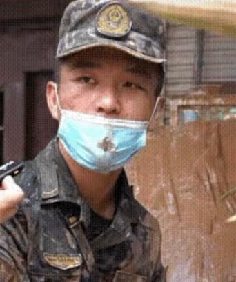 “太好哭了！”7月11日全网刷屏的广西抗洪一幕戳哭无数网友！
 
一名入伍不足4