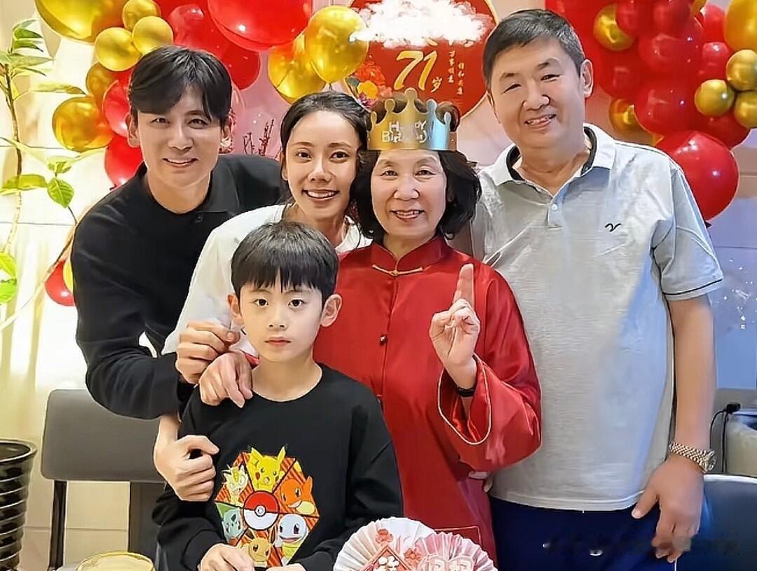 这一家五口的全家福合影好温馨幸福，两个年轻一点的他们都是演员，不知道大家看着有没