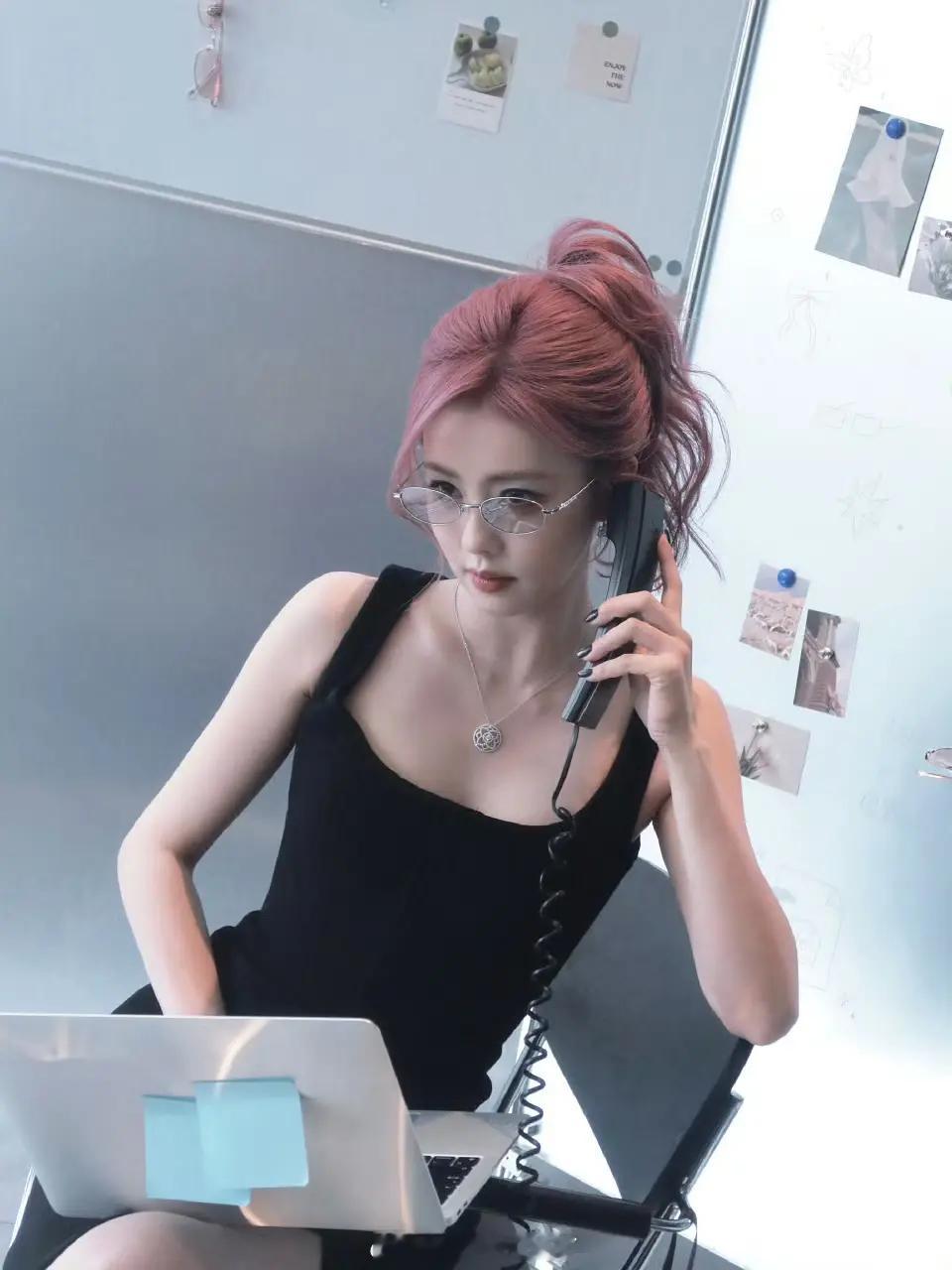 白鹿今天的活动，粉色黑裙造型的出图和线下生图，差别大吗！ ​​​