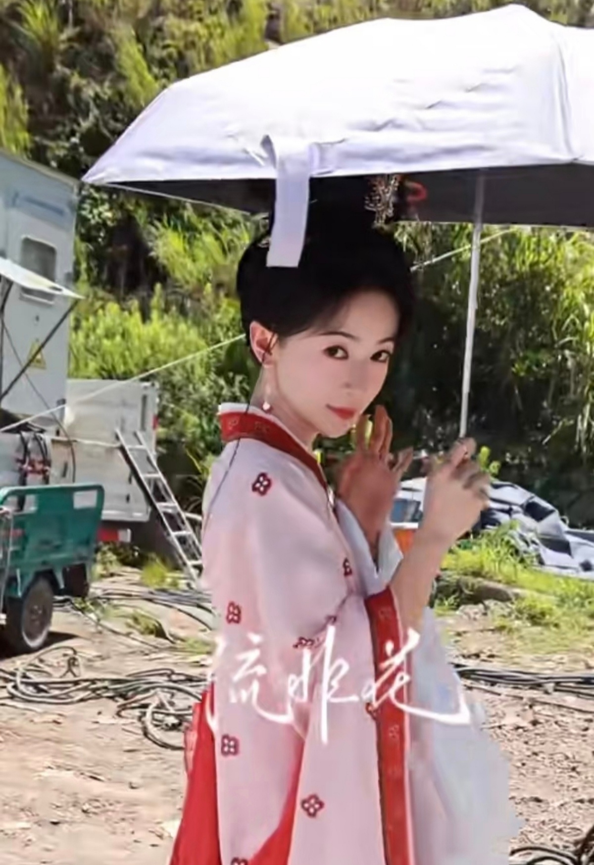 吴谨言凤不栖姐穿魏晋美疯了 好喜欢这套粉色