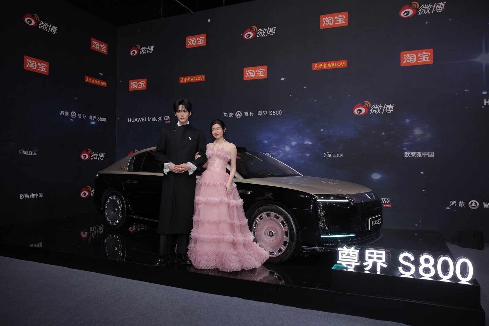 陈妍希周柯宇牵手两个人牵手氛围很好啊尊 界 s 8 0 0 气场也很顶