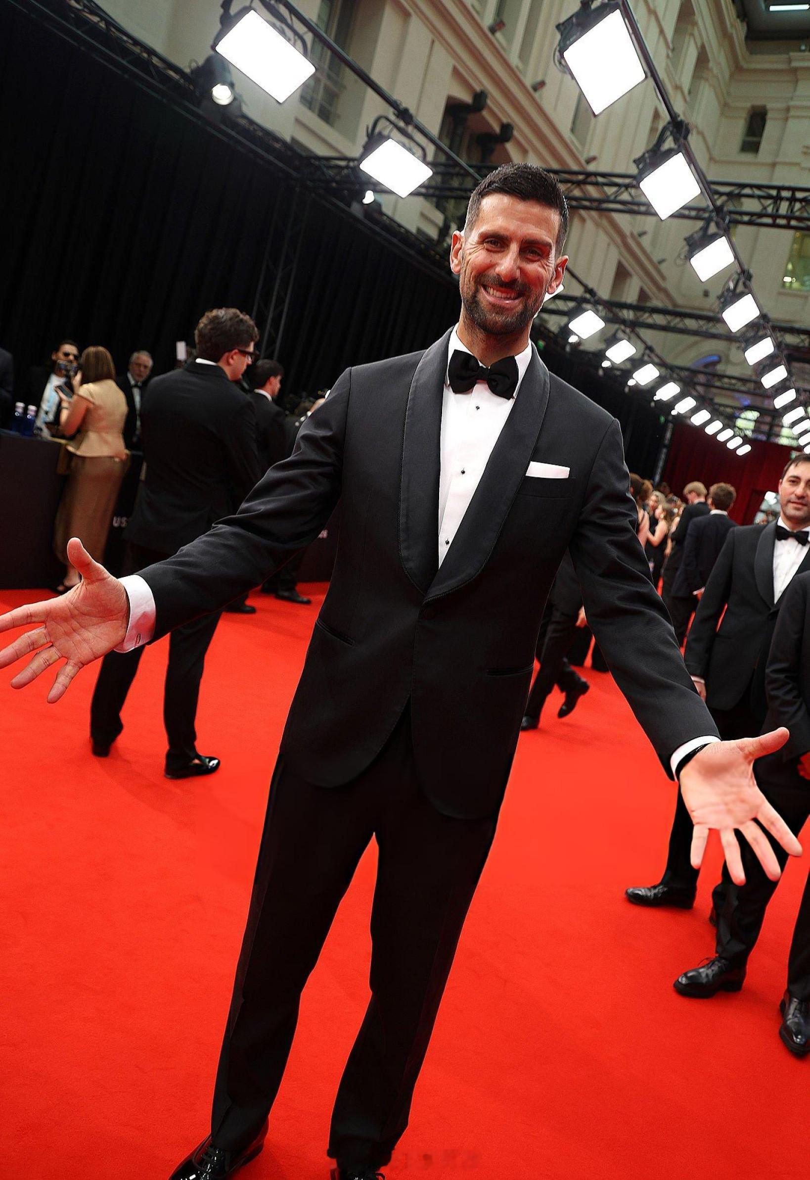 谷爱凌德约科维奇主持秀中文 劳伦斯世界体育奖颁奖礼主持人：德约科维奇。劳伦斯世界