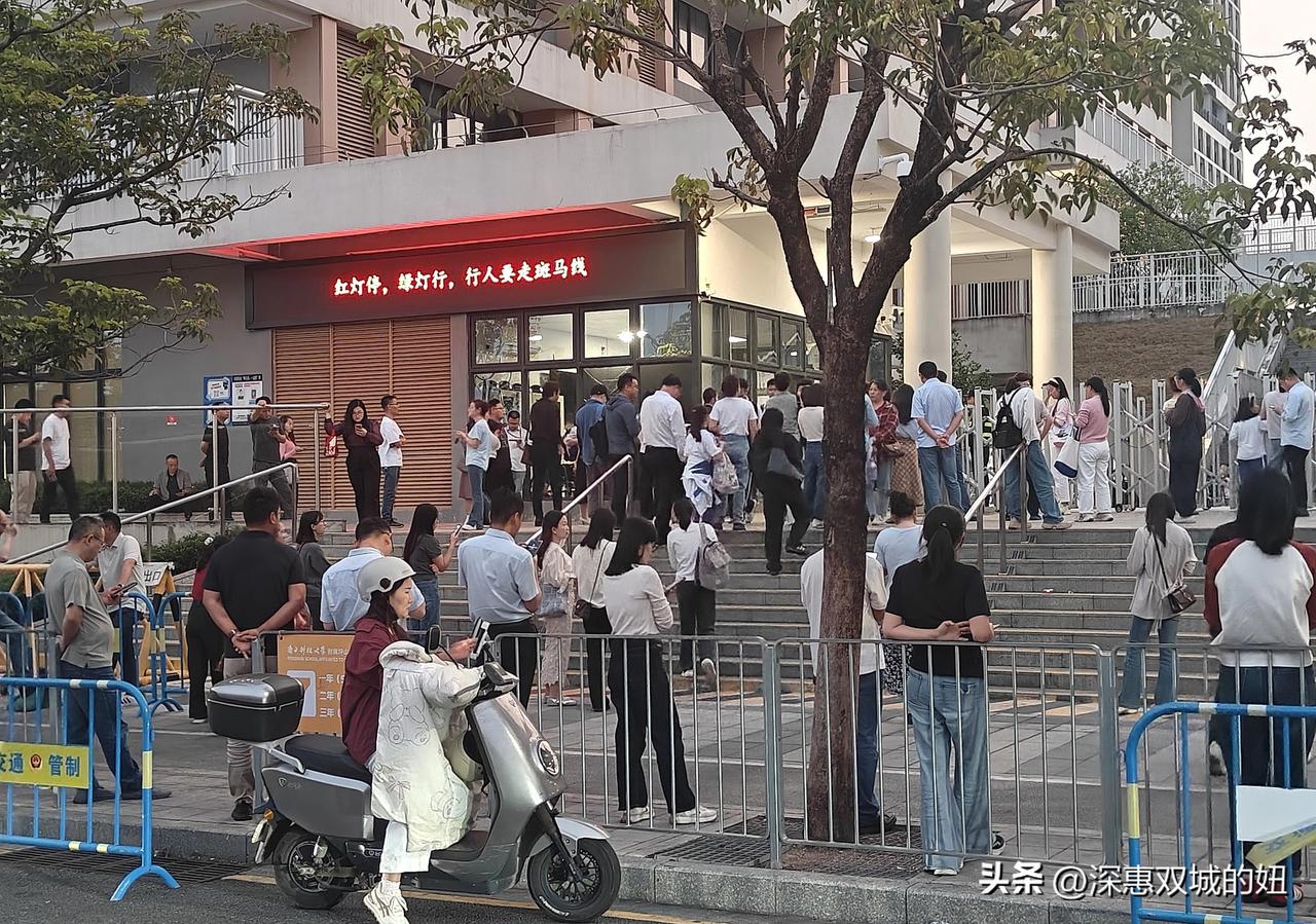 让孩子健康快乐的学习。
这是今晚去学校开家长会听到最暖心的一句话，学校追求健康第