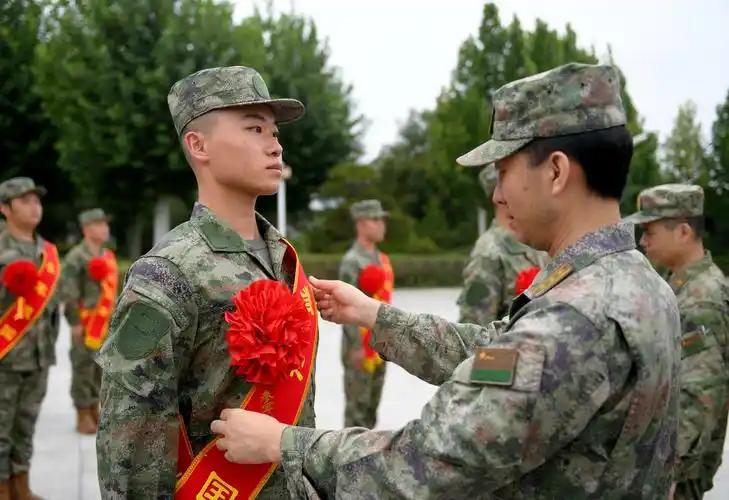 春季入伍新兵，根据周围当兵的同学朋友来看，现在当兵的占比最多的是高中生，其次是大