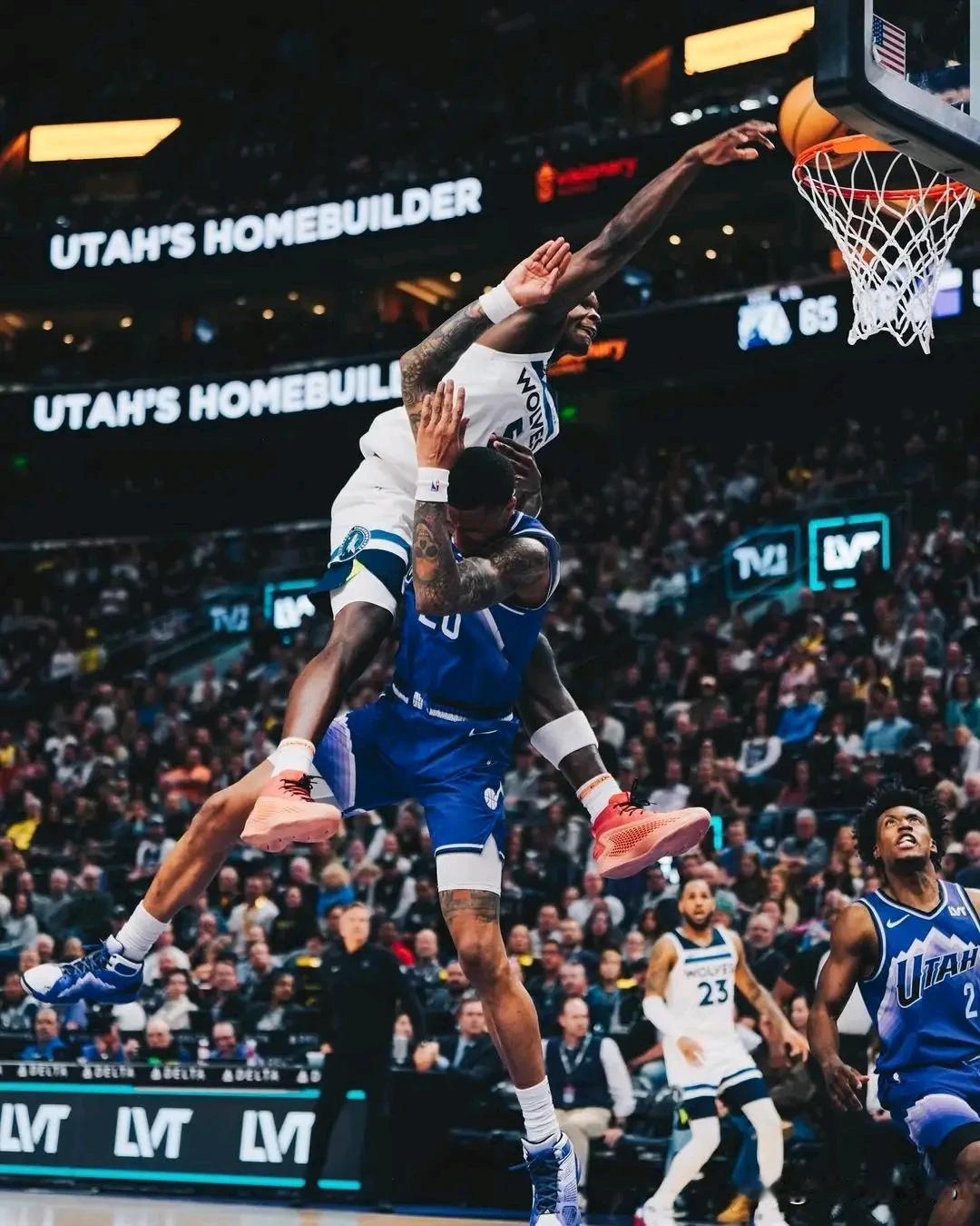 爱德华兹暴力死亡隔扣，锁定年度最佳扣篮，也是近三年最佳扣篮。
今日森林狼114-