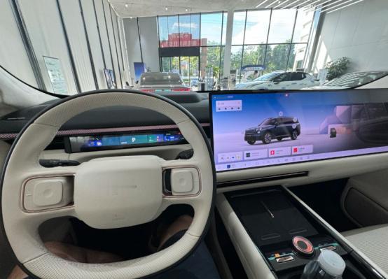 体验领克900车机，流畅又智能
 
现在很多车的都配了大屏幕车机，但如果芯片跟不