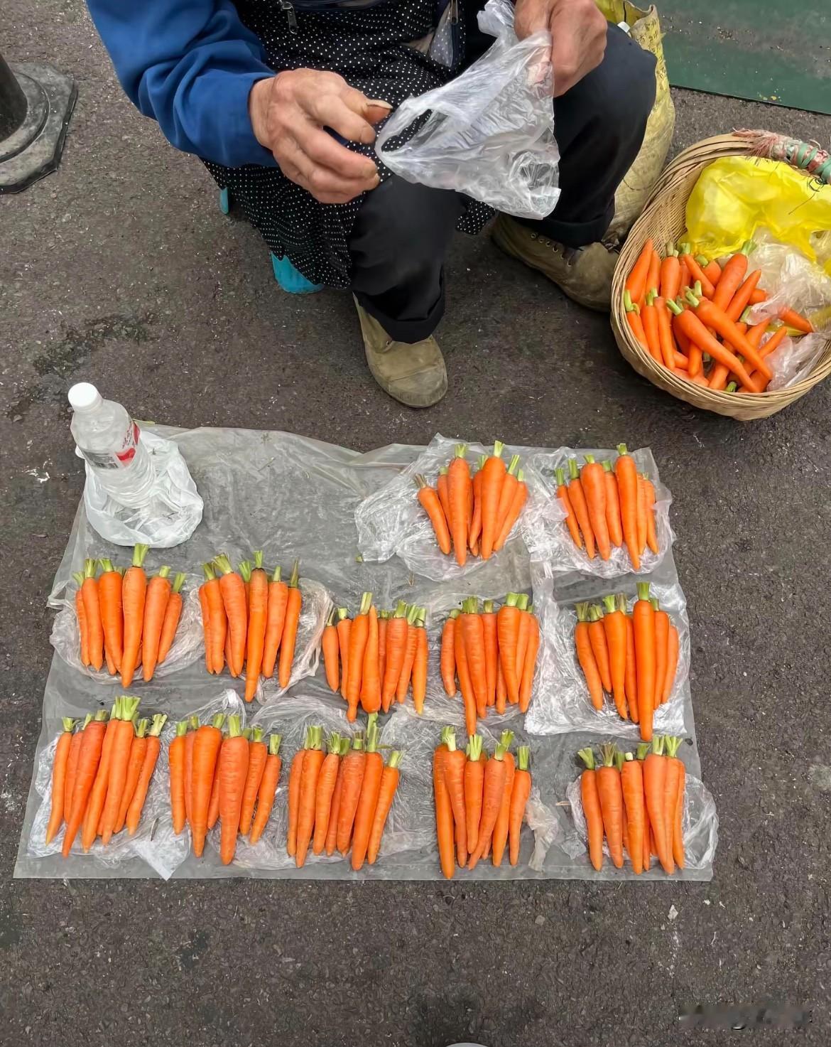 遇到这样摆摊卖胡萝卜的老爷爷，不喜欢吃胡萝卜的也会停下来买一袋吧！