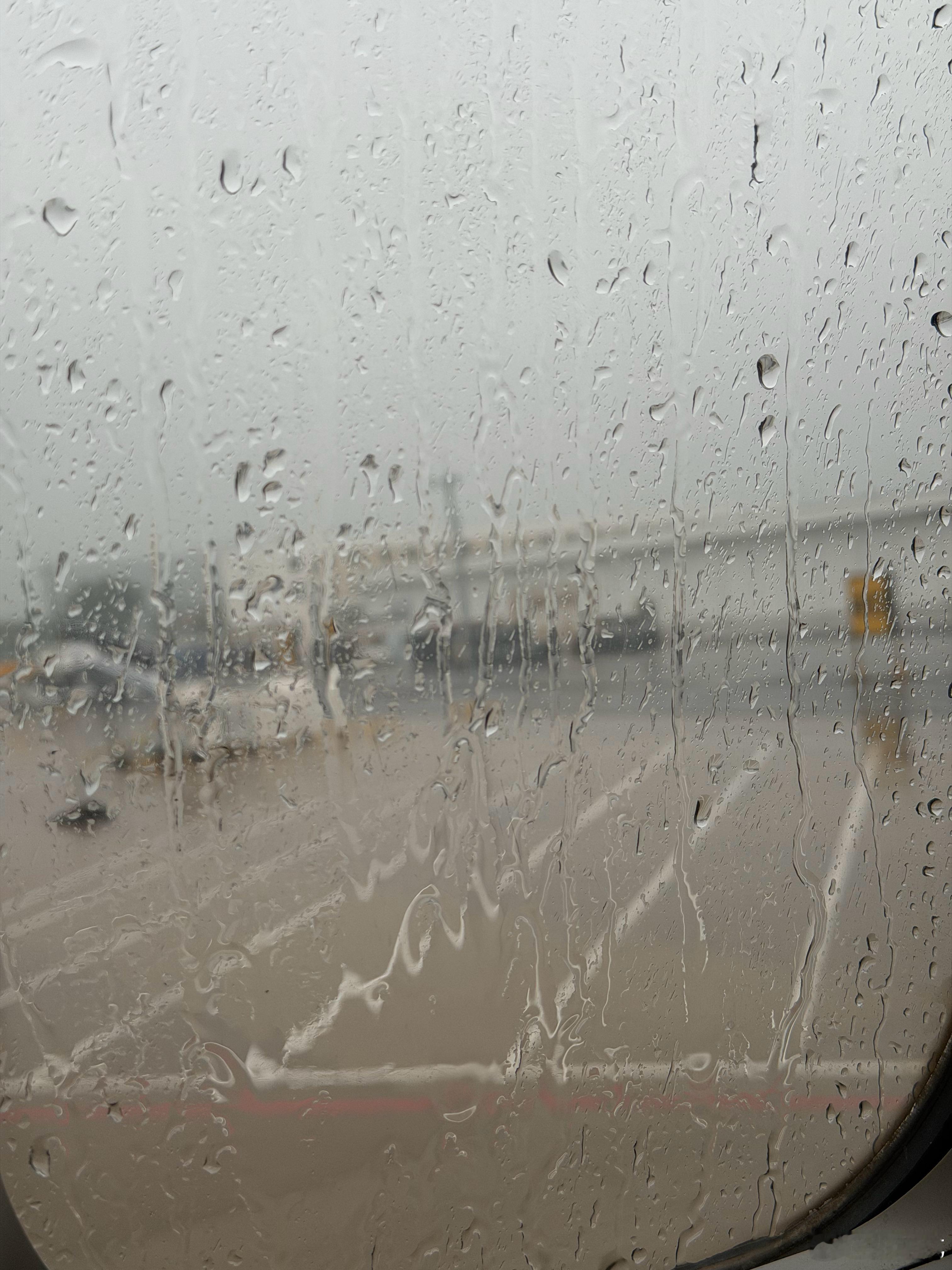 天津下雨晚点啦，还没飞 天津·天津滨海国际机场