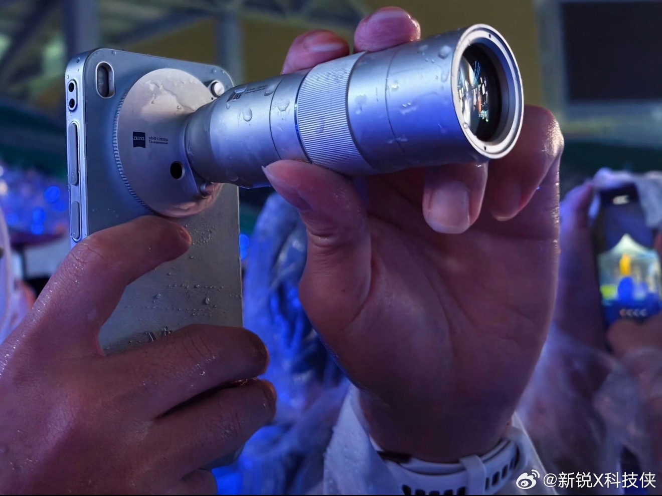 我觉得增距镜会成为影像手机标配吗这事儿，现在肯定不会，但只要有一家卷起来，全行业