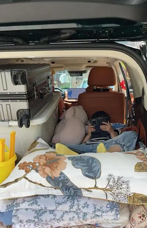 你能接受出门旅行时住车里吗车轮上的卧室！你敢体验吗？