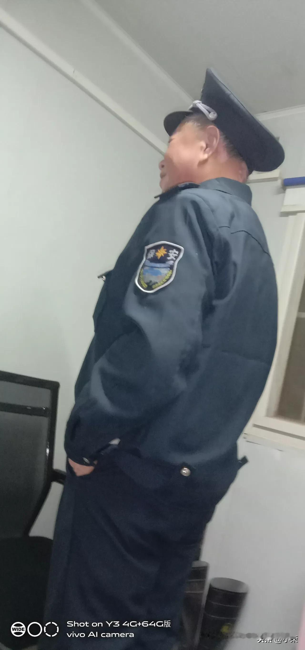 保安工作虽然收入低，但在这个什么都卷的时代，要找到并不容易。特别是那些上了年纪，