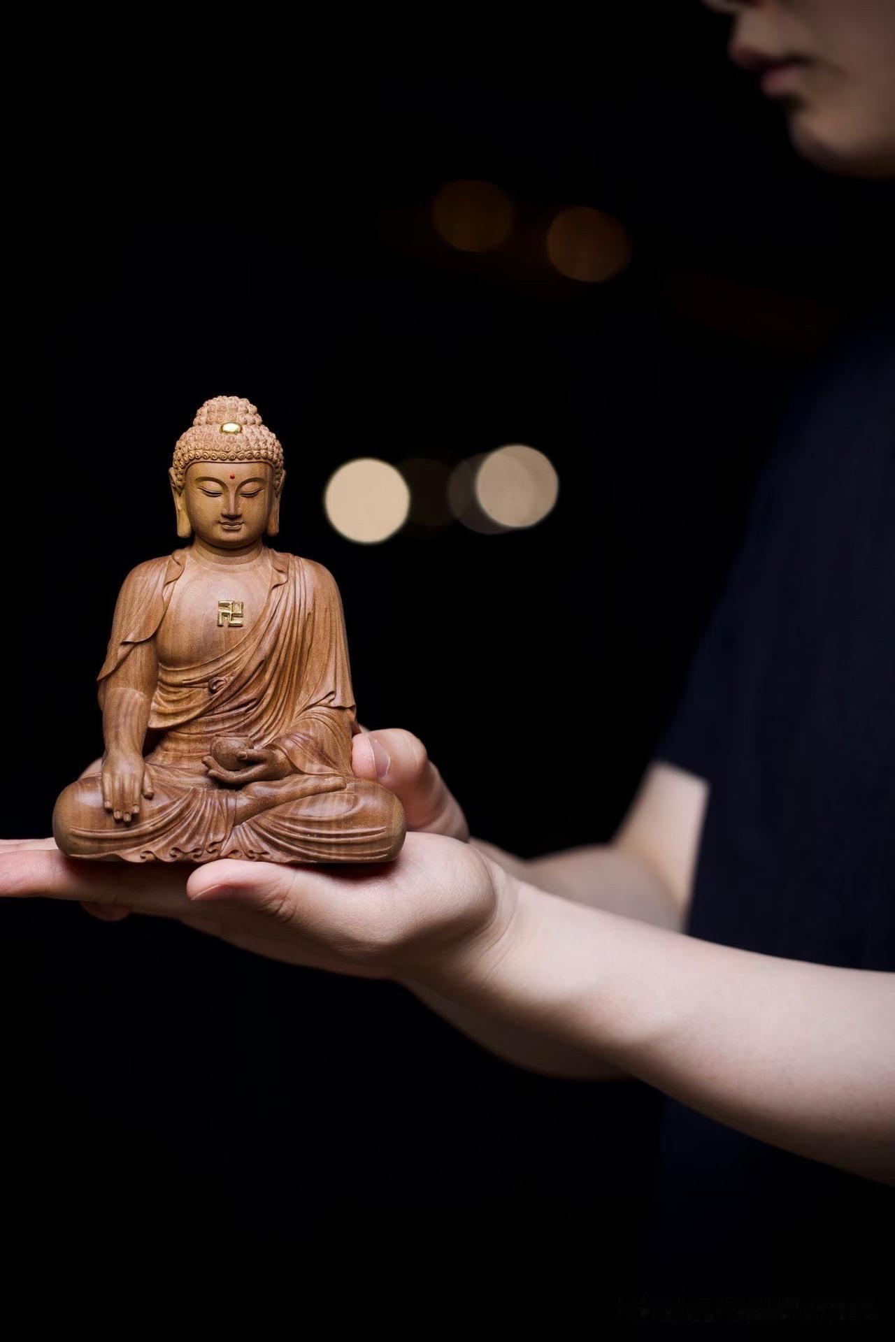 一缕檀香，半日清闲。

这尊释迦牟尼佛以百年老山檀黑肉老料雕琢而成，木色沉稳古雅