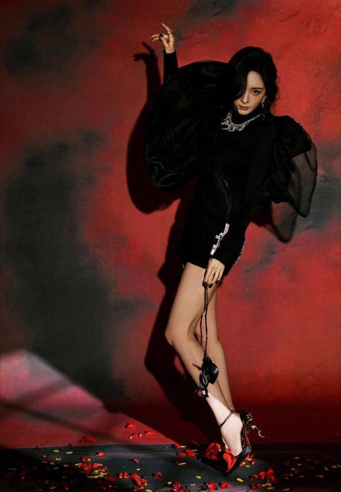 娜扎一把拽过杨幂，红毯没走完，剧已经开拍了。
横店的海报刚贴出来，网友的梦就成真