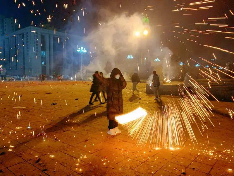 货车撞车货物散落，村民哄抢堪比“搬家”？警方硬气处置大快人心！

2024年12