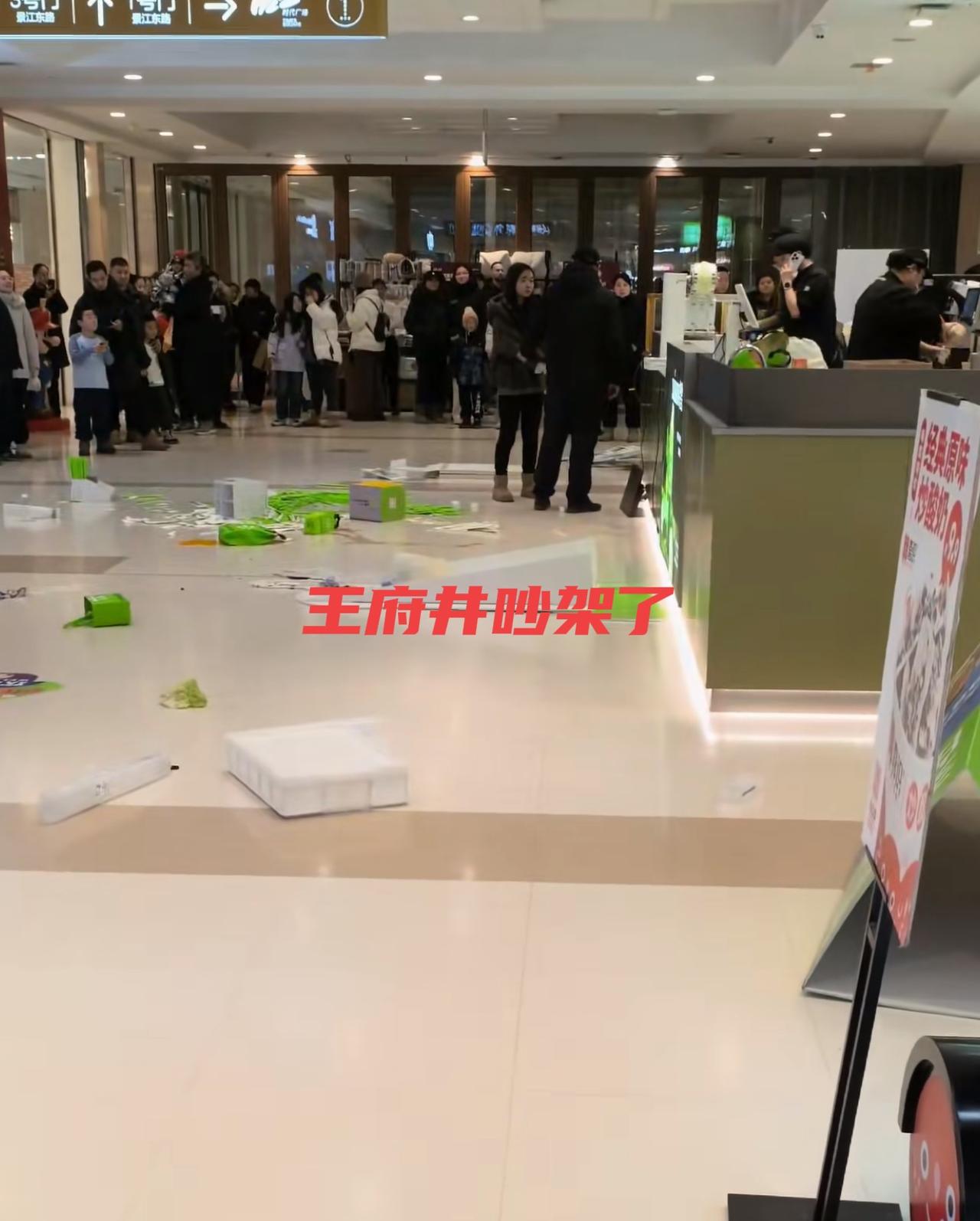 真够费劲的，我当时也在。就是喊话这女的和店长，因为之前团的卷，现在促销卖的比卷便