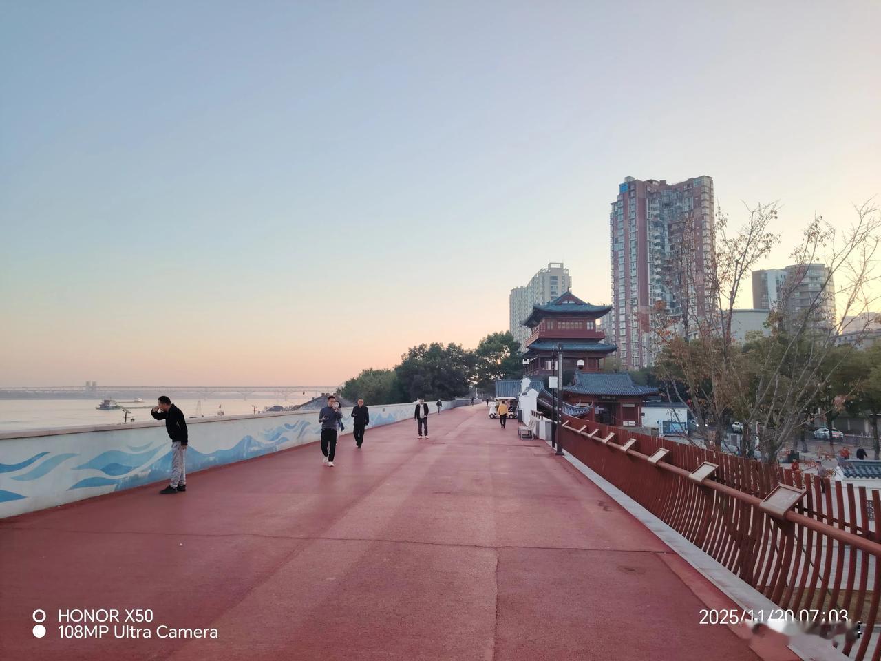 长江岸边晨练打卡分享运动