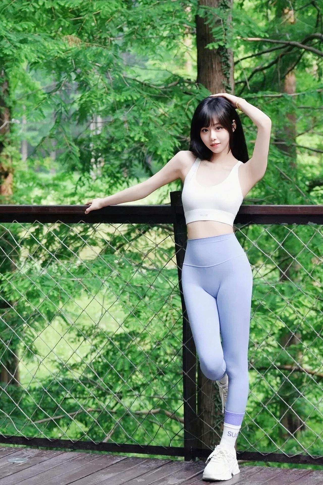 上联：翠林倩影，浅衫轻衬青春色
下联：芳甸闲姿，淡裤悠凝活力光
对联 对对联飞花