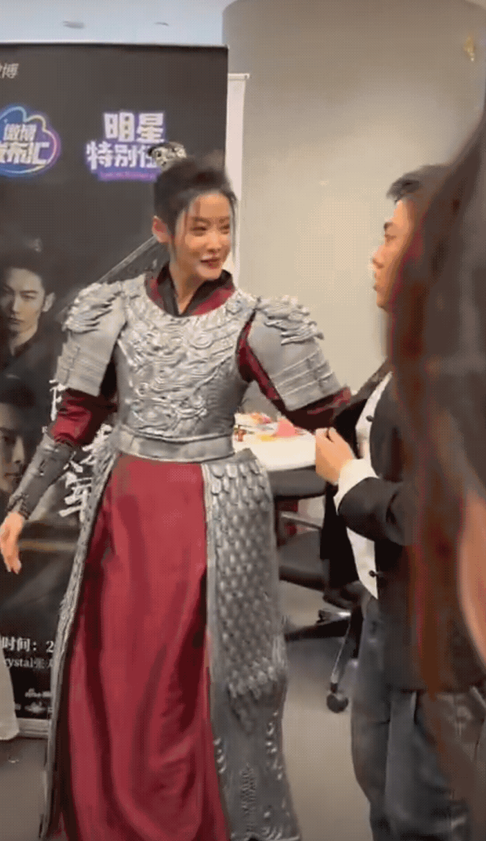 #张天爱公主抱160斤新浪员工# 张天爱公主抱160斤新浪员工，展示了她的强大力