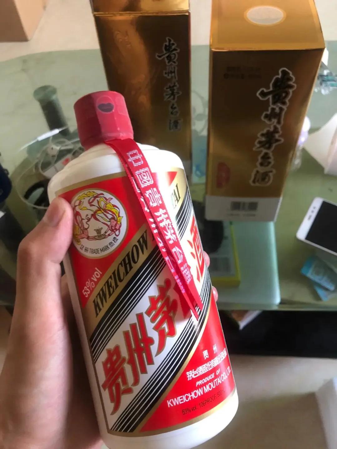 终于弄明白了
为什么茅台敢在这个节骨眼涨价
不是市场好了，也不是酒不够卖，而是茅
