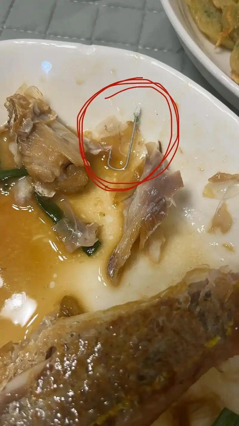 女子超市买的2条精加工海鱼，炖熟后吃出锋利鱼钩

买处理好的净鱼，本是图省心、图