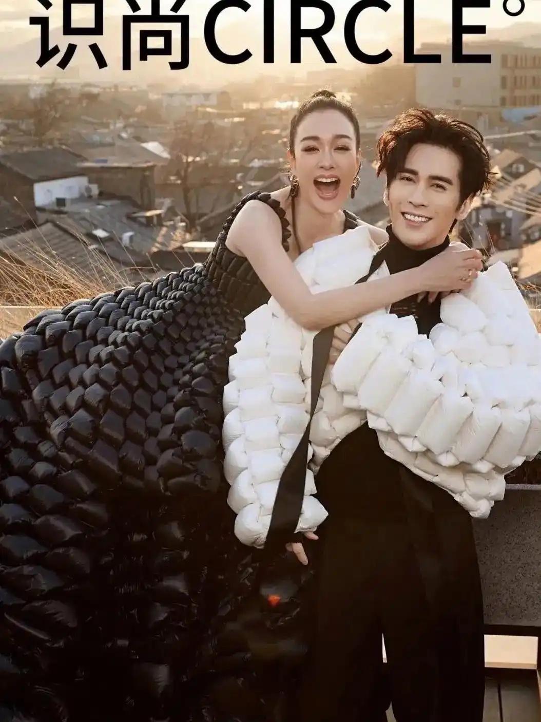 55岁的钟丽缇与张伦硕携三个女儿拍摄开年封面，重组家庭的高颜值同框背后，是九年婚